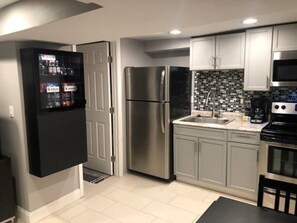 Frigorífico, microondas, horno y placa de cocina