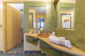 Dusche, Haartrockner, Handtücher