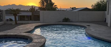 Alberca al aire libre y alberca climatizada