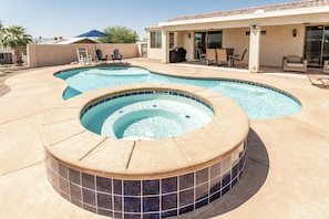 Outdoor pool, a heated pool - Avalon Oasis with Pool/Spa, 4 Bedrooms, Private Casita, Close to Lake! (Lake Havasu City)