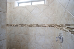 Combined shower/bathtub, hair dryer, towels, soap - Avalon Oasis with Pool/Spa, 4 Bedrooms, Private Casita, Close to Lake! (Lake Havasu City)