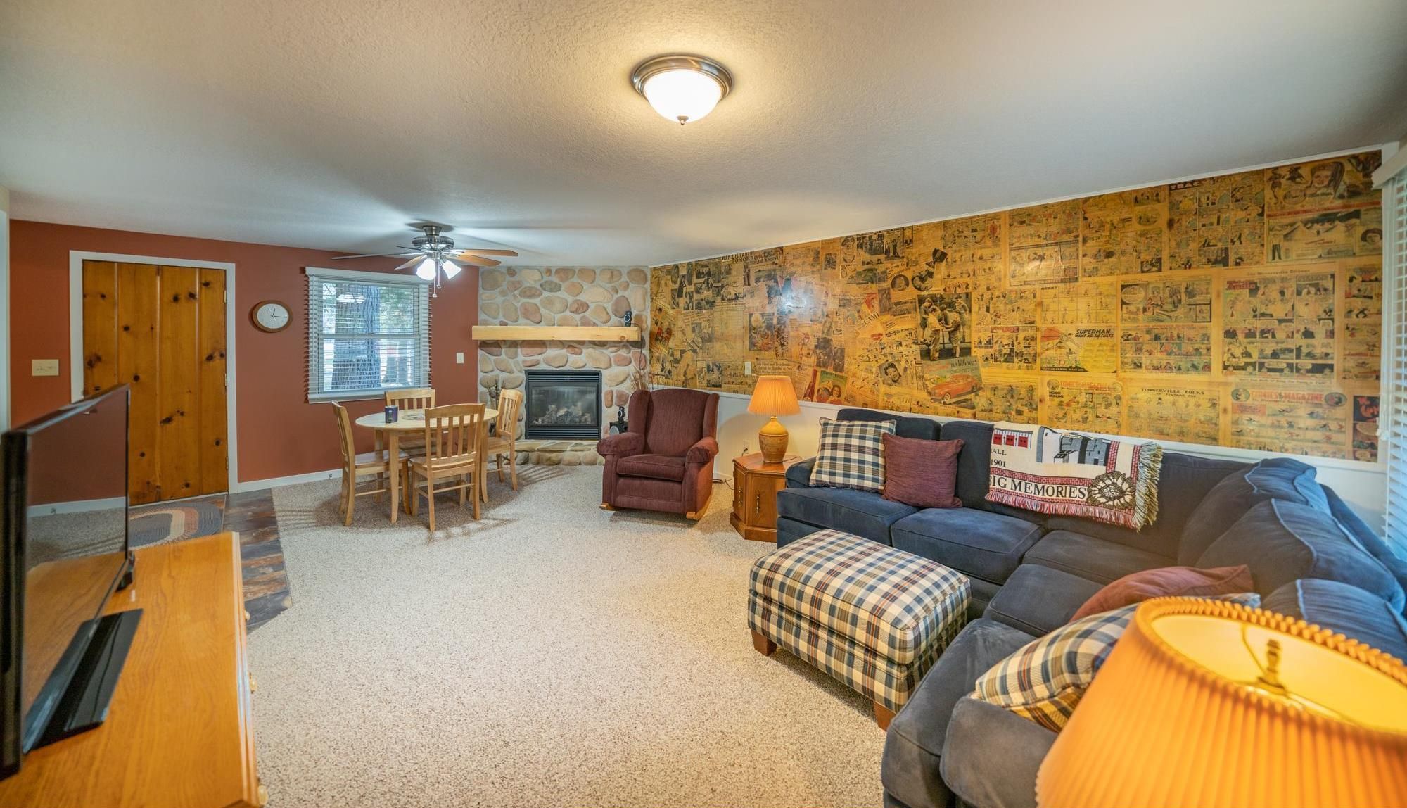 Guest house living room with gas burning fireplace, wifi and Smart TV