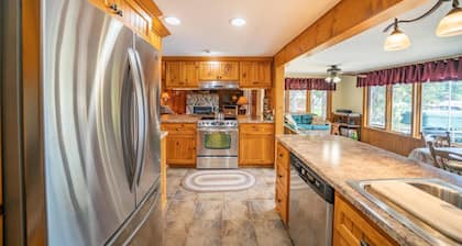 Lovely Lake Retreat for Family Fun on Daggett Lake - With Guest House