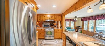 Lovely Lake Retreat for Family Fun on Daggett Lake - With Guest House
