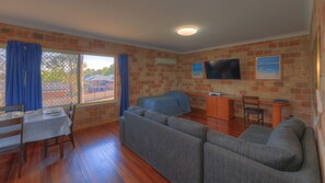 Deluxe Apartment | Iron/ironing board, WiFi, bed sheets