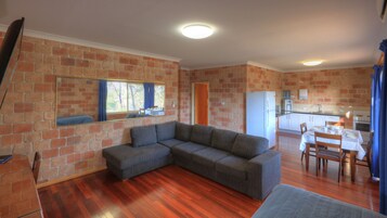 Tabla de planchar con plancha, wifi y ropa de cama 