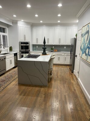 Microondas, lavavajillas, cafetera/tetera, utensilios de cocina