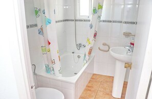 Combined shower/bathtub, hair dryer - Brezo apartment near the beach (Conil de la Frontera)