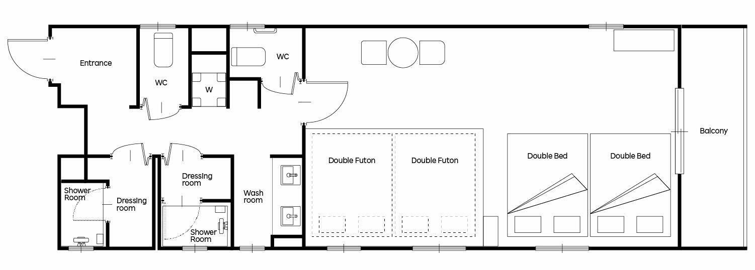 Een plattegrond van een hotelkamer met een inkom, twee toiletten, een doucheruimte, een kleedruimte, een wasruimte, een dubbele futon, een tweepersoonsbed en een balkon.