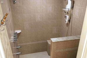 Bañera con ducha, secador de pelo, toallas, jabón