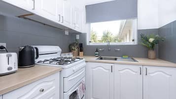 Een koelkast, een magnetron, een oven, een kookplaat