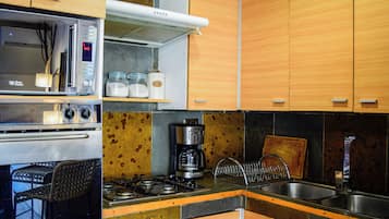 Coffee/tea maker, fridge, microwave, oven