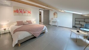 A modern bedroom with a large bed, bedside tables, a desk, and a chair. - Residence La Listrella apt 4 (Monticello)