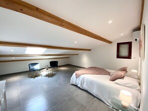 2 slaapkamers, een strijkplank/strijkijzer, beddengoed