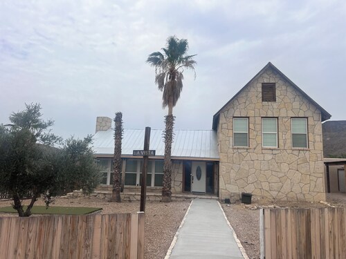 Spacious  4 bedroom home /sleeps 10 /just minutes from State and National Park. 