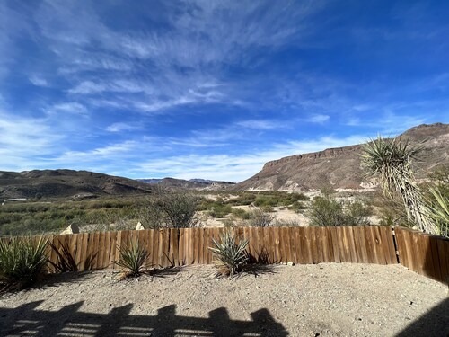 Spacious  4 bedroom home /sleeps 10 /just minutes from State and National Park. 
