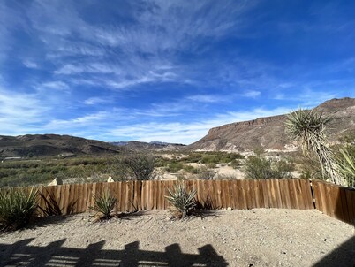 Spacious 4 bedroom home /sleeps 10 /just minutes from State and National Park.