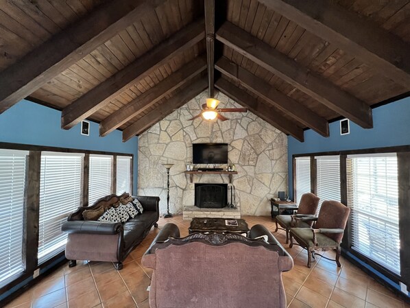 Smart TV, chimenea y estéreo