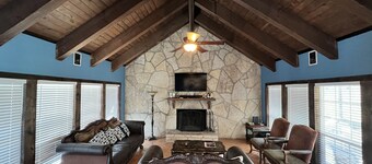 Spacious  4 bedroom home /sleeps 10 /just minutes from State and National Park. 