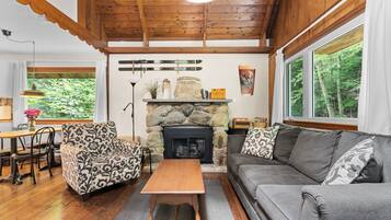 Kamin, Bücher, Stereoanlage