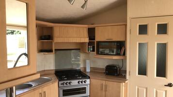 Chalet | Private kitchen | Fridge, microwave, oven, stovetop