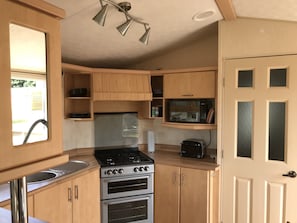 Chalet | Cocina privada | Refrigerador, microondas, horno y parrilla de estufa 
