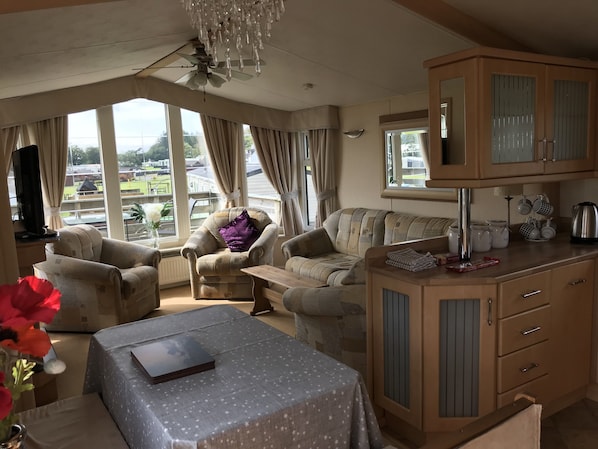 Chalet | Sala de estar | Televisión de 30 pulgadas con canales digitales y chimenea 