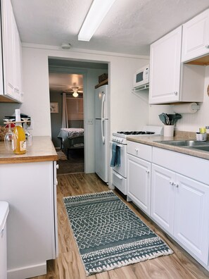 Een koelkast, een magnetron, een oven, een kookplaat