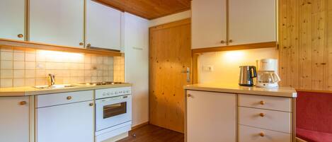 Fridge, oven, stovetop, coffee/tea maker