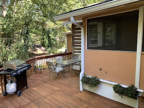 Outdoor dining - HENDO HIDEAWAY (Hendersonville)