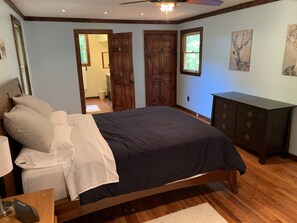 3 bedrooms, desk, iron/ironing board, free WiFi - HENDO HIDEAWAY (Hendersonville)