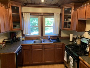 Fridge, microwave, oven, stovetop - HENDO HIDEAWAY (Hendersonville)