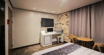 Hotel The May