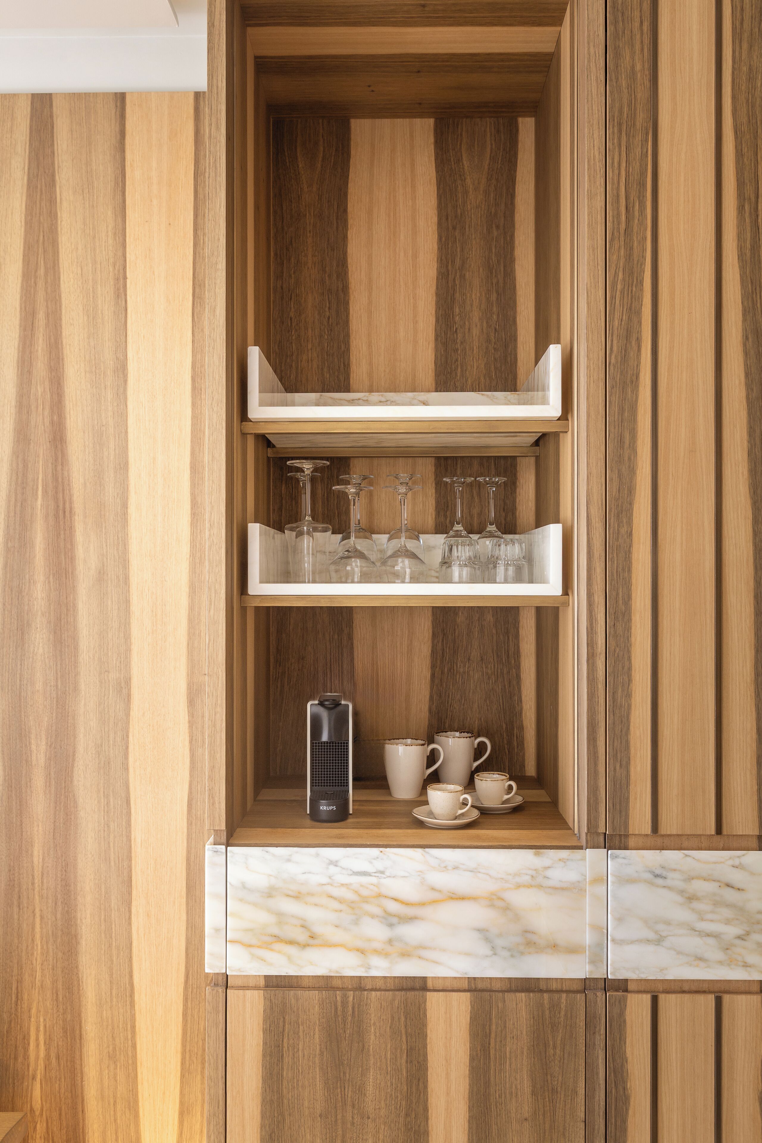 Deluxe-Studiosuite | Minibar, Zimmersafe, Schreibtisch, Bügeleisen/Bügelbrett