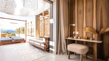 Luxury Studio Suite | Minibar, in-room safe, individually furnished, desk