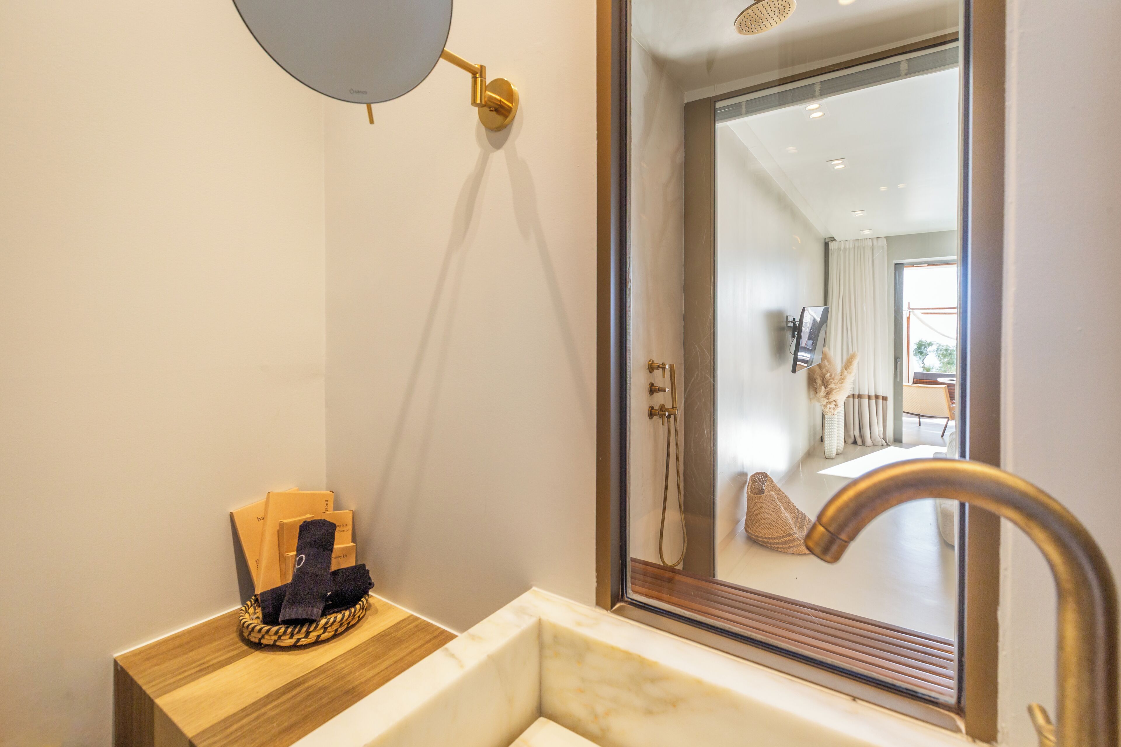 Suite estudio Deluxe | Minibar, caja de seguridad en la habitación y escritorio 
