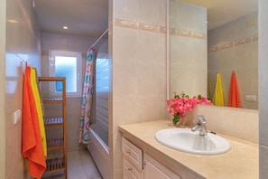 Bañera, secador de pelo y toallas