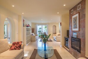 TV, fireplace, DVD player, stereo - Villa at Beach in Secluded Surroundings (Marbella)