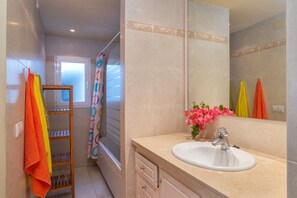 Baignoire, séchoir à cheveux, serviettes fournies