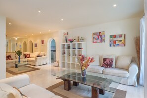 TV, fireplace, DVD player, stereo - Villa at Beach in Secluded Surroundings (Marbella)