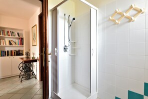 Shower, hair dryer, towels - Appartamento Family in Villa Belvedere close to the Beach with Mountain View, Terrace & Garden (Bari Sardo)