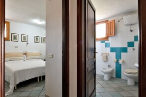 Regadera, secadora de cabello, toallas 