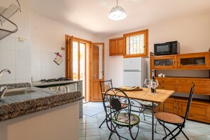 Geladeira, micro-ondas, cooktop, talheres/pratos/utensílios de cozinha