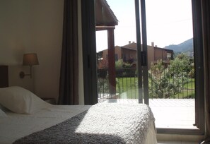 2 bedrooms, iron/ironing board, free WiFi, bed sheets - Holiday Home "Casa en la playa con piscina y port Aventura" with Shared Pool, A/C & Wi-Fi (Mont-roig del Camp)