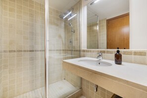 Badewanne, Haartrockner, Handtücher