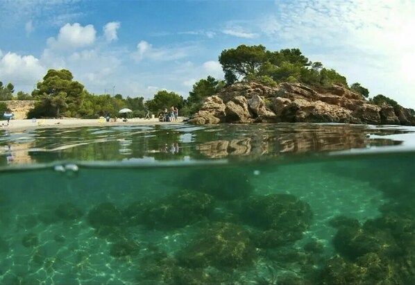 Beach nearby - Holiday Home "Casa en la playa con piscina y port Aventura" with Shared Pool, A/C & Wi-Fi (Mont-roig del Camp)