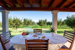 Outdoor dining - Holiday Home Casa Barvis with Garden, A/C, Terrace and Wi-Fi (Orosei)