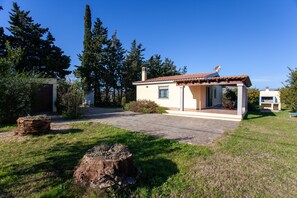 Exterior - Holiday Home Casa Barvis with Garden, A/C, Terrace and Wi-Fi (Orosei)
