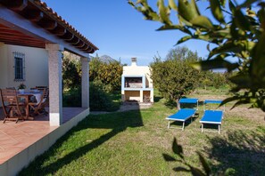 Outdoor dining - Holiday Home Casa Barvis with Garden, A/C, Terrace and Wi-Fi (Orosei)