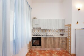 Frigorifero, forno, piano cottura, lavastoviglie